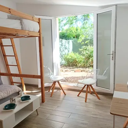 Superbe Studio Clim Garage Wifi Jardin * فينوف ليز أفيجْنْ